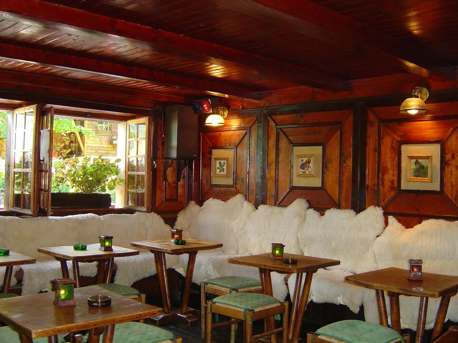 Intérieur de chalet tout en boiseries, banquettes de laine et petites tables